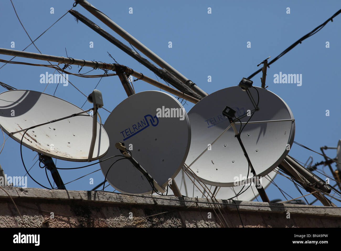 Satellitenschüsseln über Wohnhäuser im muslimischen Viertel in der Altstadt Ost-Jerusalem Israel Stockfoto