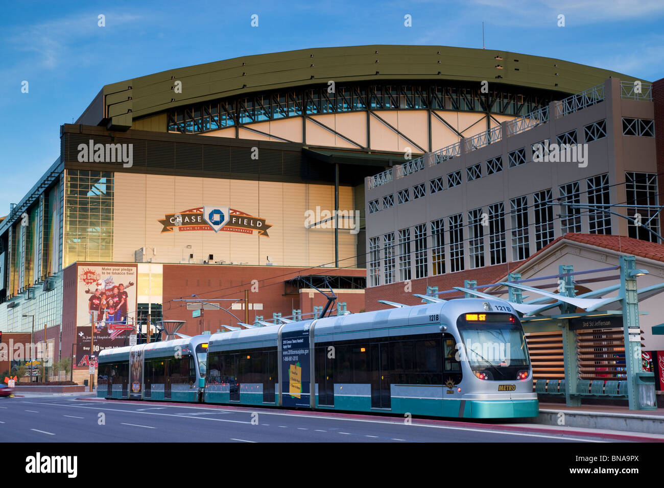 Der METRO Rail Train vor dem Chase Field Baseballstadion, Innenstadt von Phoenix, Arizona. Stockfoto
