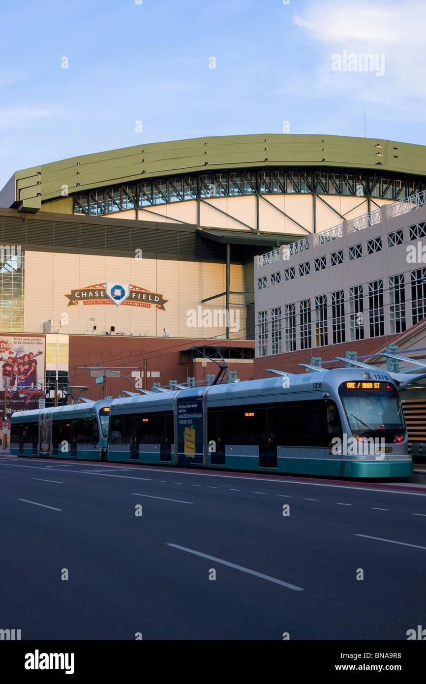 Der METRO Rail Train vor dem Chase Field Baseballstadion, Innenstadt von Phoenix, Arizona. Stockfoto