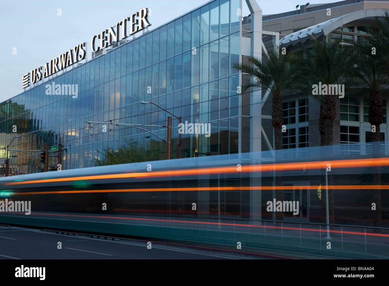 Der METRO Rail Train vor dem US Airways Center, Innenstadt von Phoenix, Arizona. Stockfoto