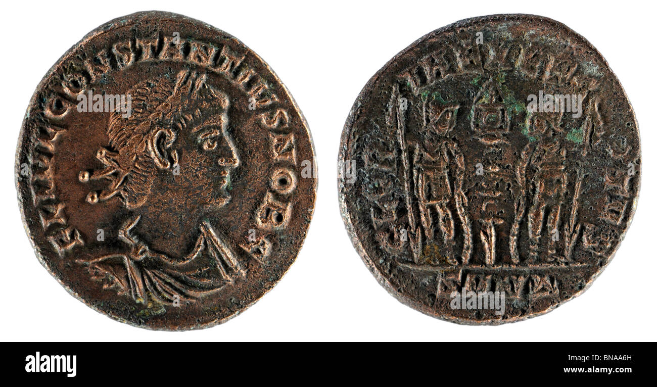 Römische Münze. Constantinus II (AD 324-361) "Zwei Soldaten" - Gloria Exercitvs Stockfoto
