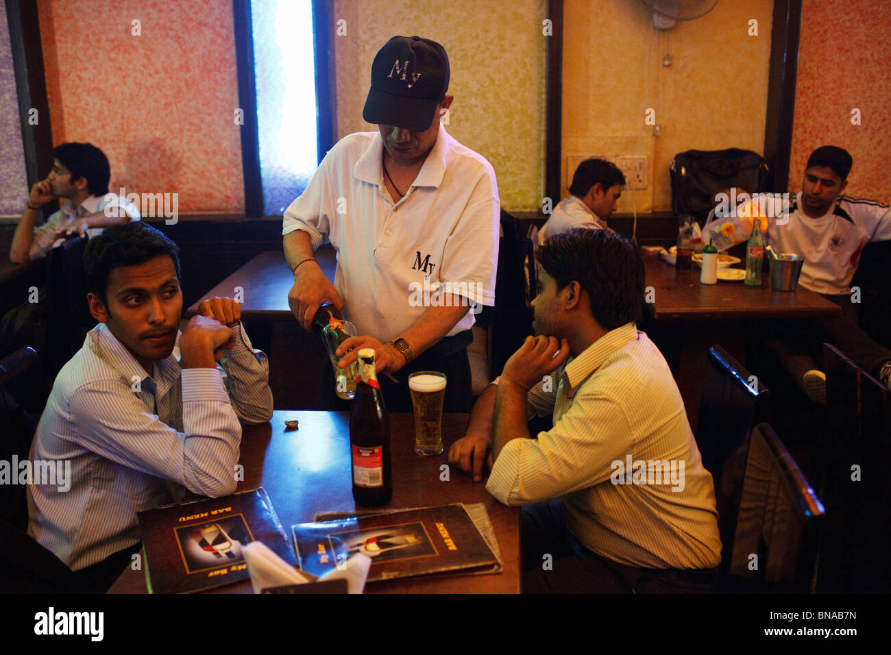 Inder trinken Bier in einer Bar namens MY BAR in Pahar Ganj Gegend von Delhi, Indien. Stockfoto