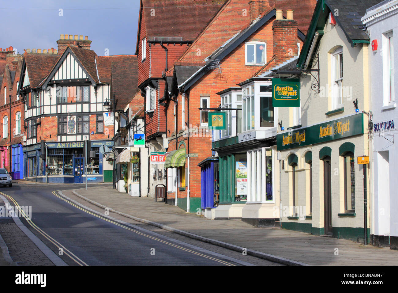 Lyndhurst Stadtzentrum High Street New Forest, Hampshire, England. Stockfoto