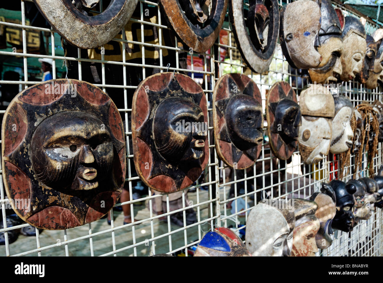 Afrikanisches Kunsthandwerk - Masken und Schals - zum Verkauf auf Markt, Stellenbosch, South Western Cape, Südafrika Stockfoto