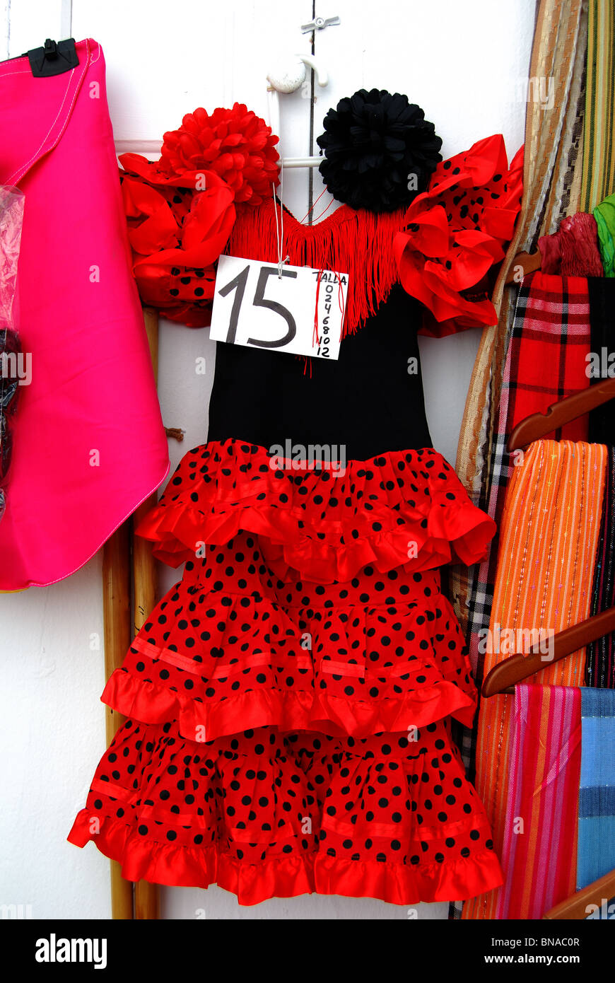 Mädchen-Flamenco-Kleid für den Verkauf außerhalb Shop, Frigiliana Costa del Sol, Provinz Malaga, Andalusien, Südspanien, Westeuropa. Stockfoto