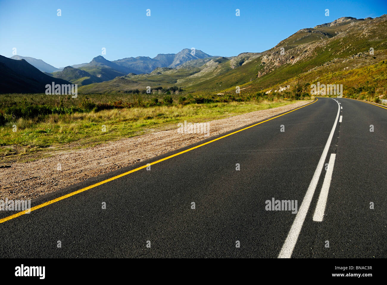 Landstraße in den Bergen zwischen Stellenbosch und Franschhoek, South Western Cape, Südafrika. Stockfoto