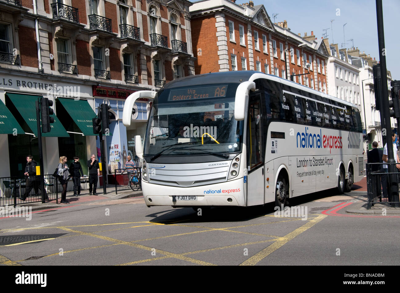 Eine Nation Express Coach Köpfe entlang Buckingham Palace Road in Richtung Victoria Coach Station in London. Stockfoto
