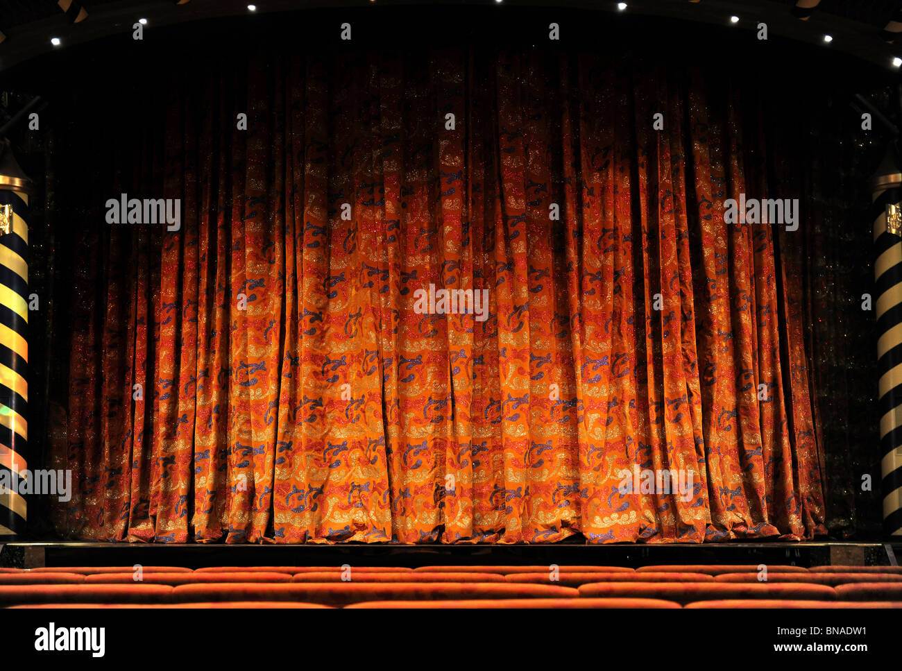 Orange Bühnenvorhänge mit Mustern im theater Stockfoto
