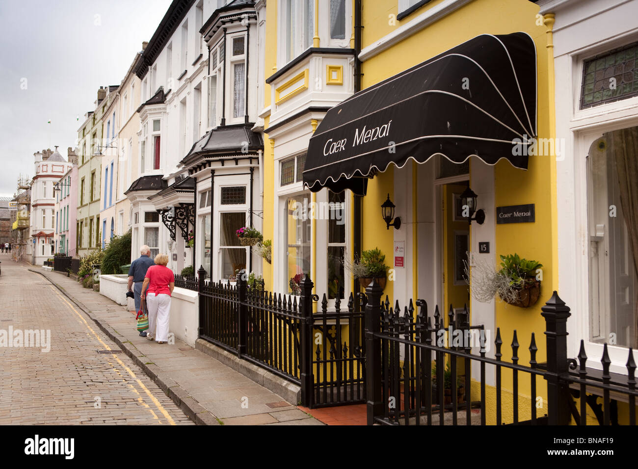 England, Wales, Gwynedd, Caernarfon, ummauerte Stadt, Church Street, Caer Menai Guest House Stockfoto