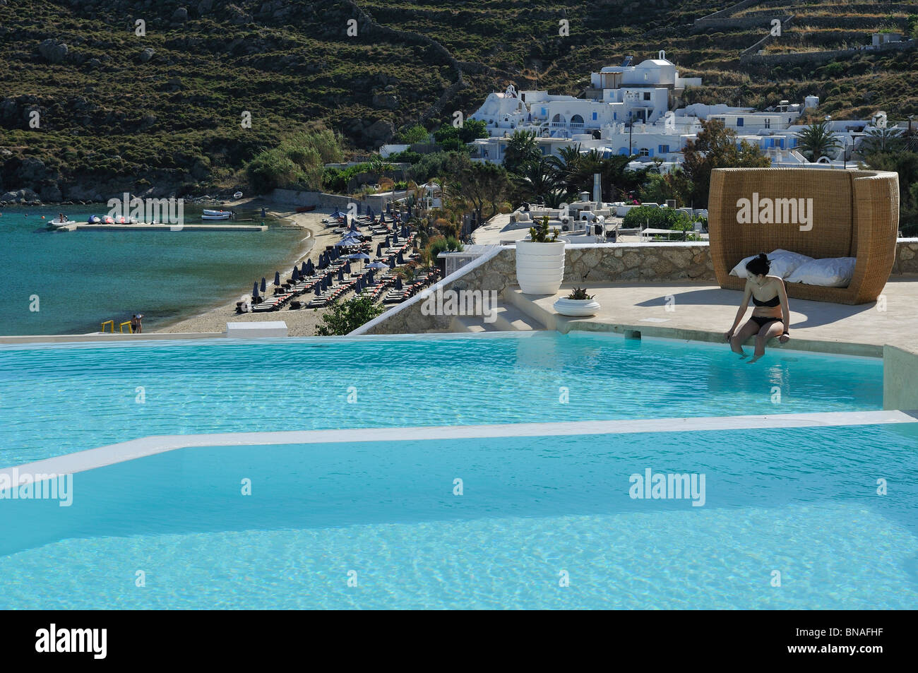 Mykonos. Griechenland. Infinity-Pool im Hotel Mykonos Blu, Psarou Beach. Stockfoto