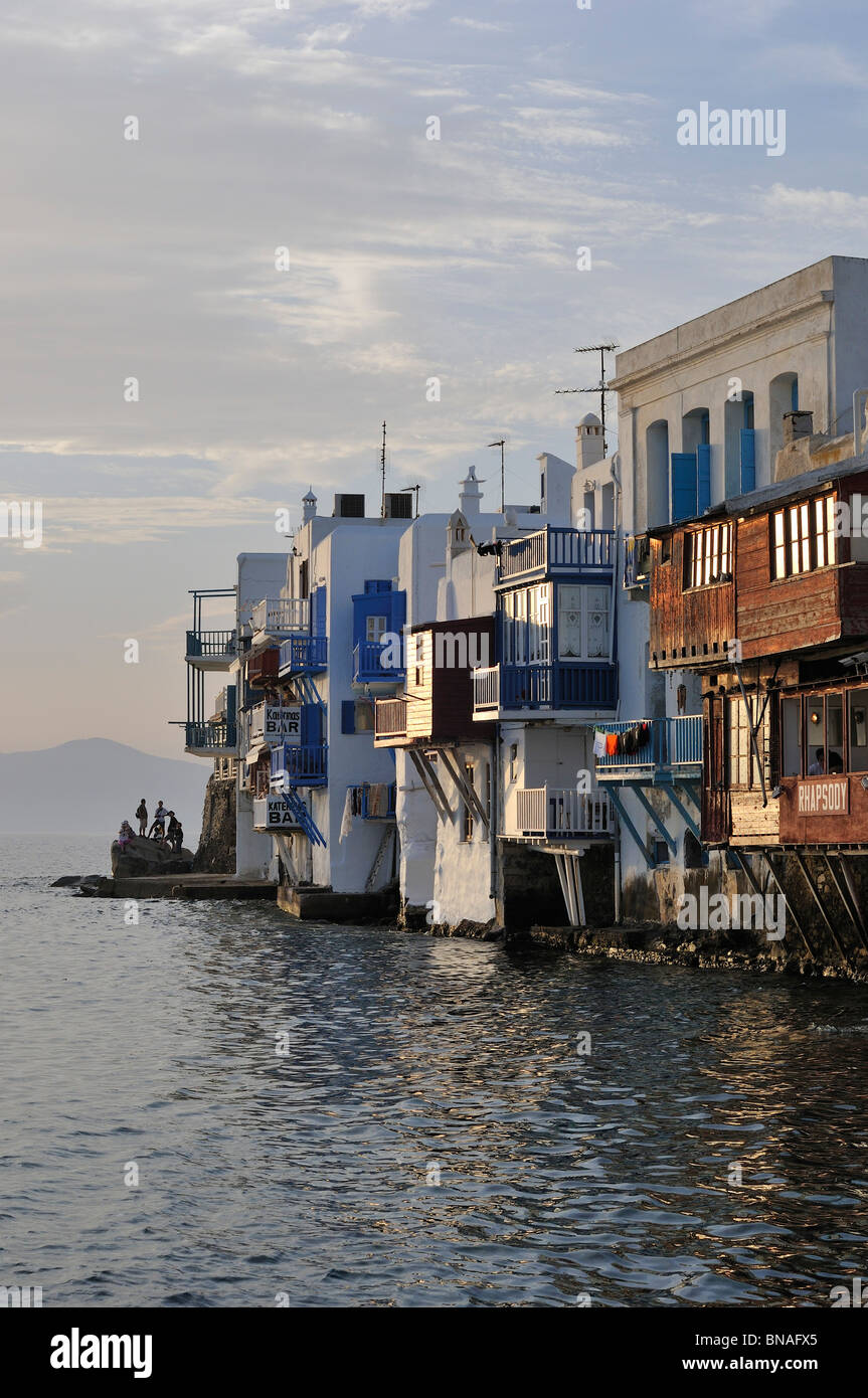 Mykonos. Griechenland. Waterfront Gebäude in Kastro/Klein Venedig. Stockfoto