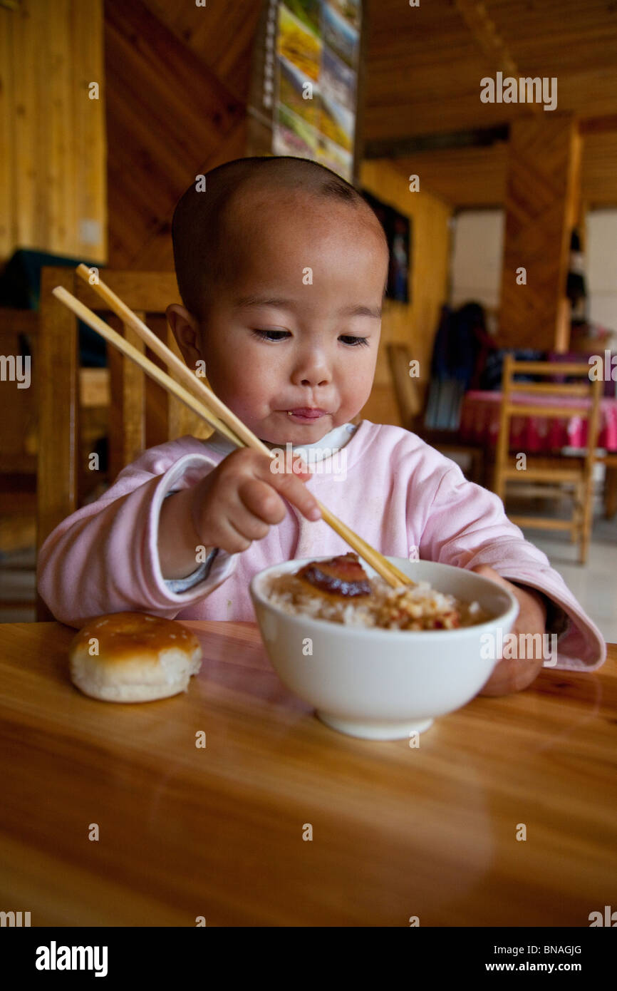 Yao Babymädchen in Dazhai Village, Longsheng, Provinz Guangxi, China Stockfoto