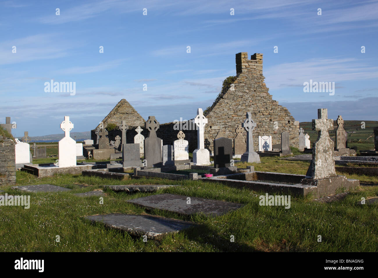 Ruine der Kirche in Irland, County Clare, in der Nähe von Kilballyowen (Kreuz) Stockfoto