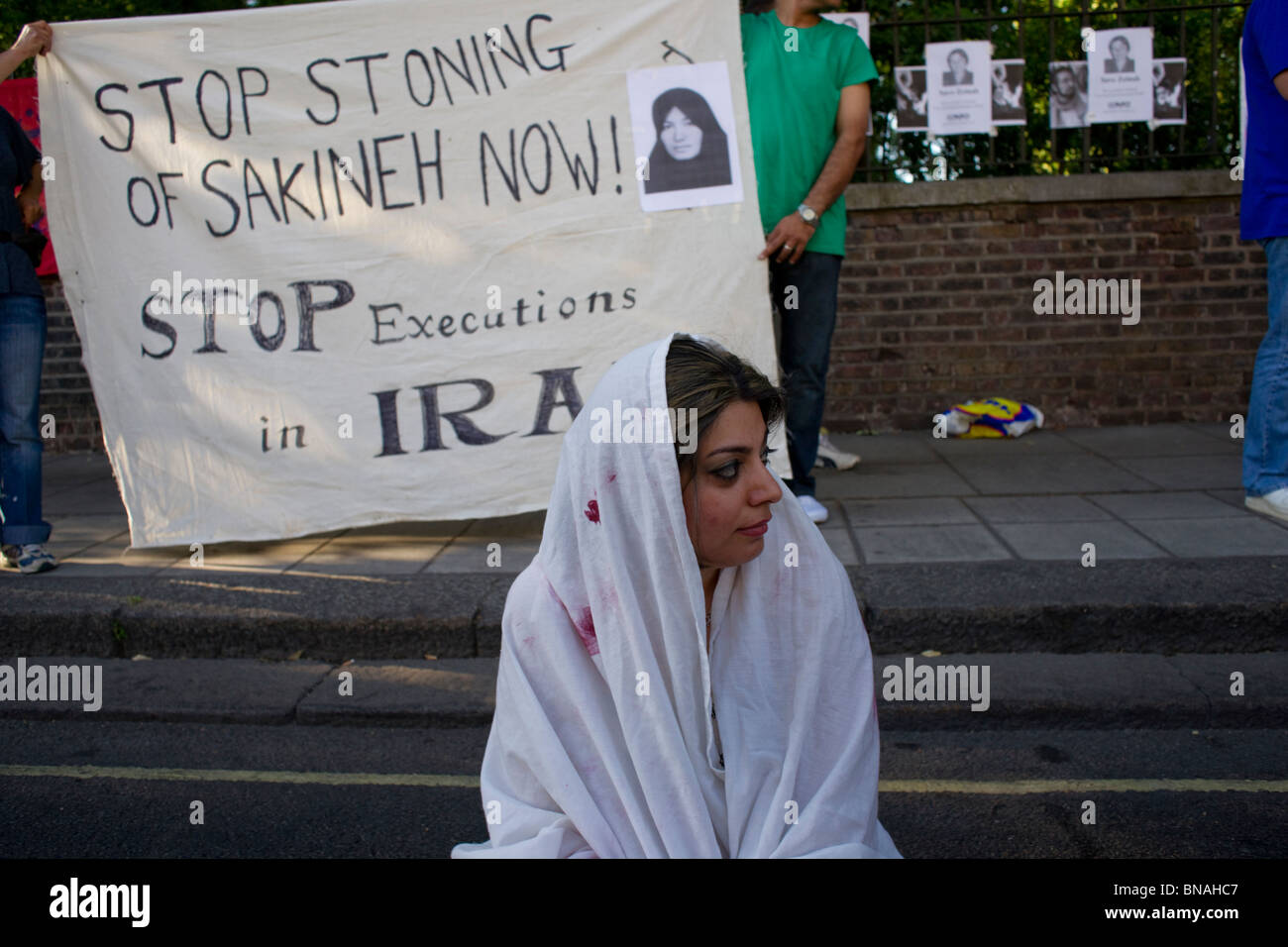 Iraner Protest vor der iranischen Botschaft in London über Steinigung und andere Menschenrechtsverletzungen im Iran Stockfoto