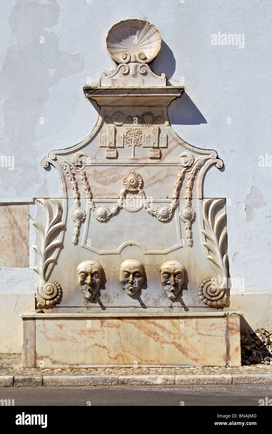 Drei Gesicht rustikale Brunnen der alten Welt Europa Stockfoto