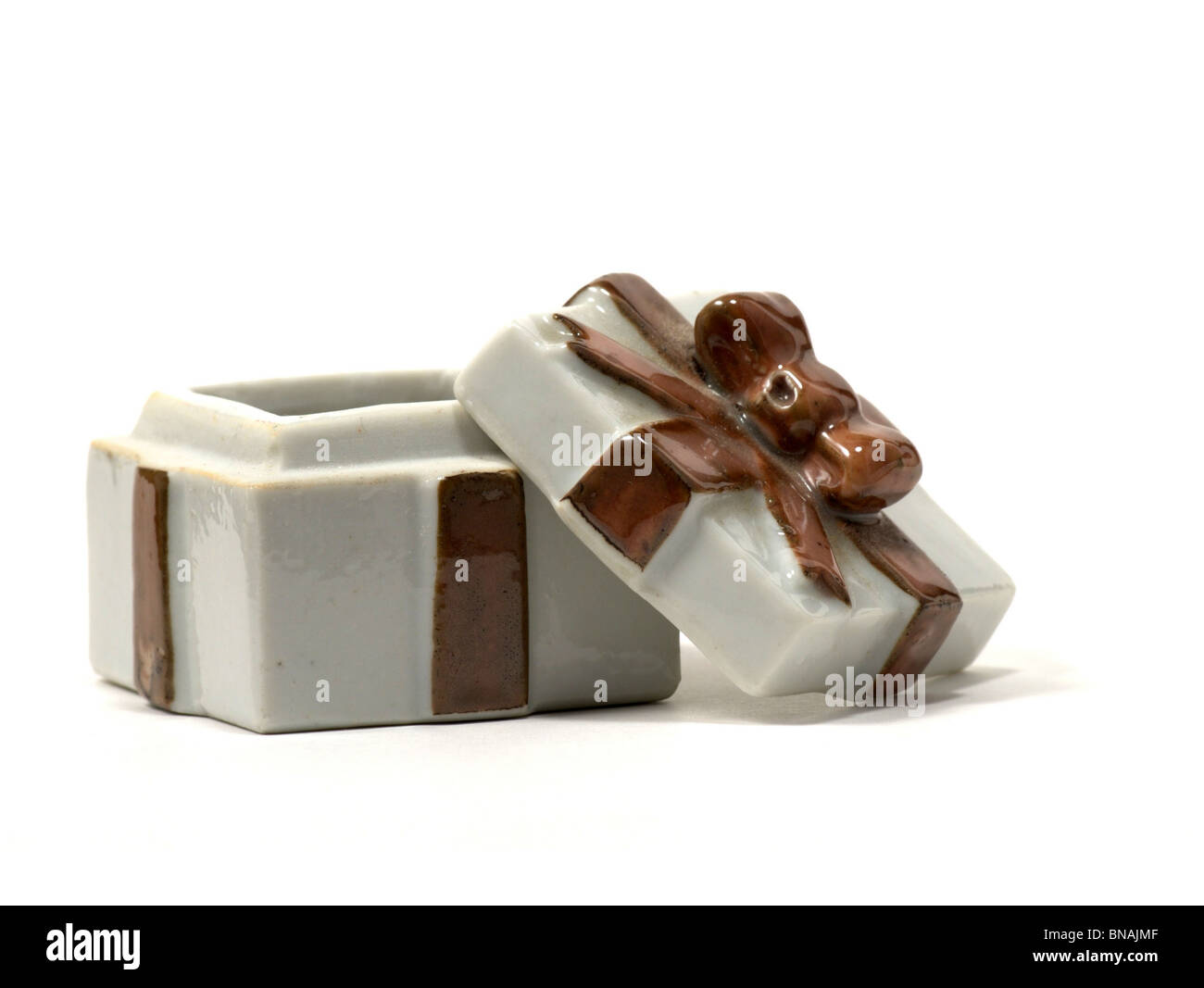 Keramik-Geschenk-Box auf einem weißen Hintergrund. Stockfoto