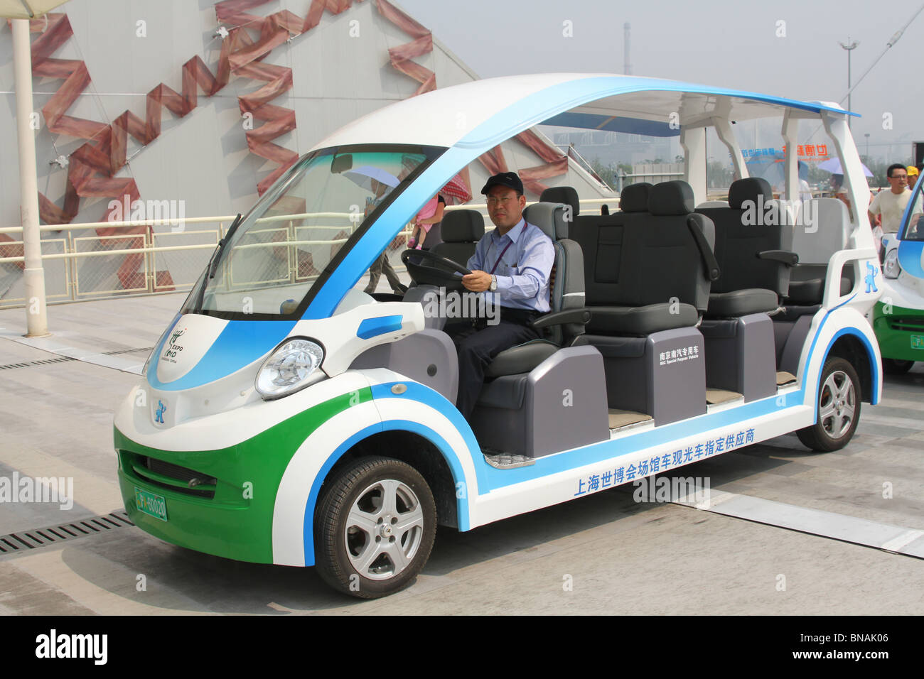 Elektrischer Bus und Fahrer. 2010 Shanghai World Expo Park, Pudong, Shanghai, China. Weltausstellung. Stockfoto