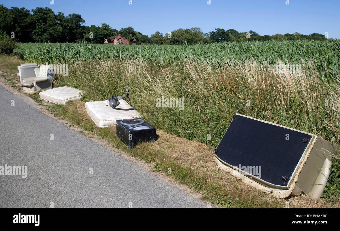Wurf, entsorgt Müll am Straßenrand links Stockfoto