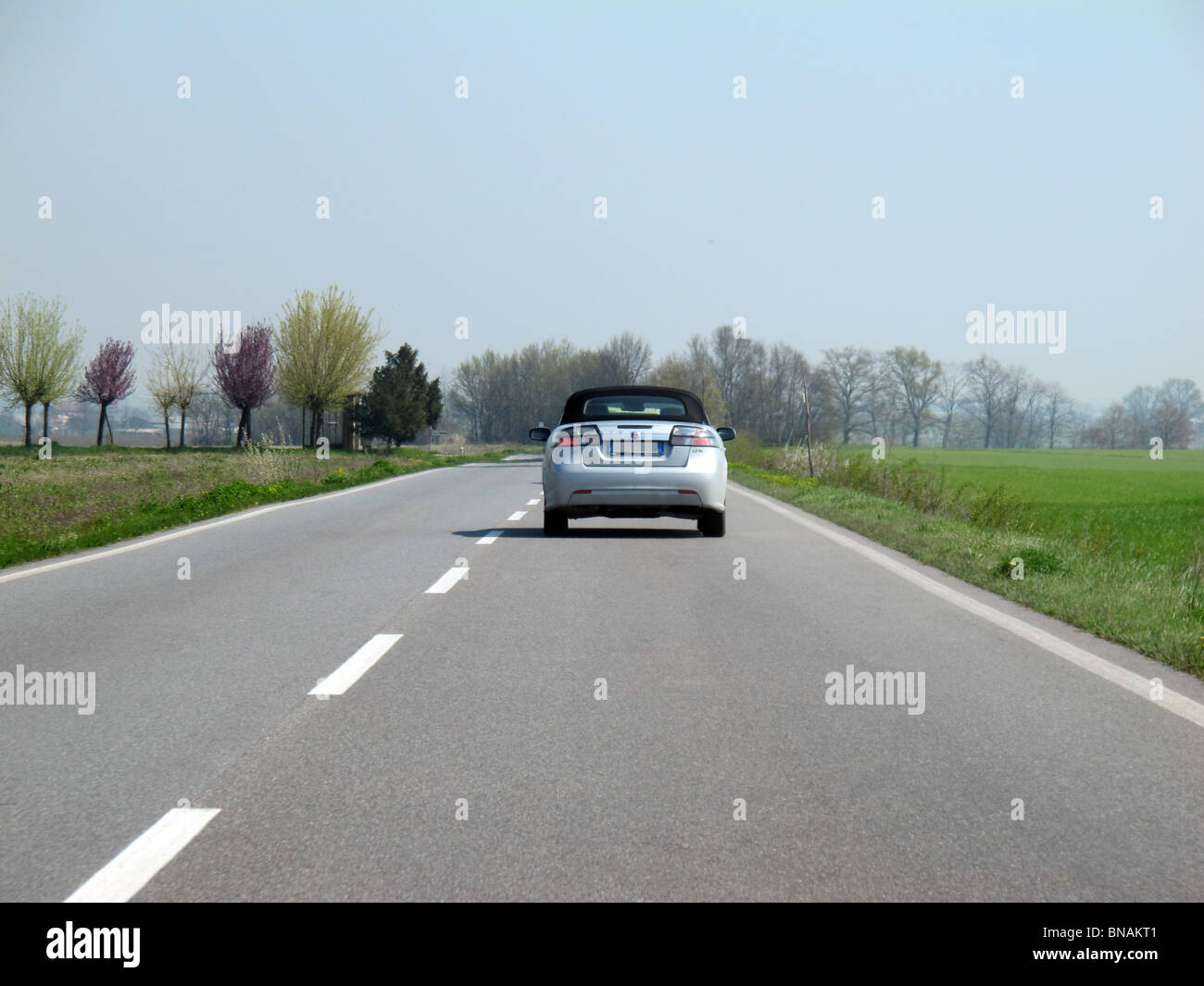 Saab 9 3 Cabrio auf einer offenen Straße Stockfoto
