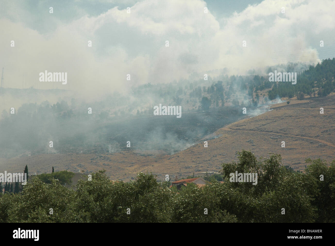 Am Rande der israelischen Stadt Kirjat Shmona entsteht Rauch, nachdem die Hisbollah während des Krieges zwischen Israel und der Hisbollah aus dem Libanon mit Katyusha-Raketen angegriffen hatte Stockfoto