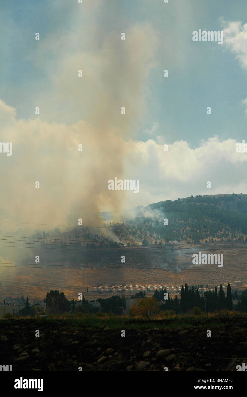 Rauch entsteht über der nordisraelischen Stadt Kirjat Shmona nach Raketenangriffen der Hisbollah aus dem Libanon während des Israel-Hezbulah-Krieges am 23. Juli 2006 Stockfoto