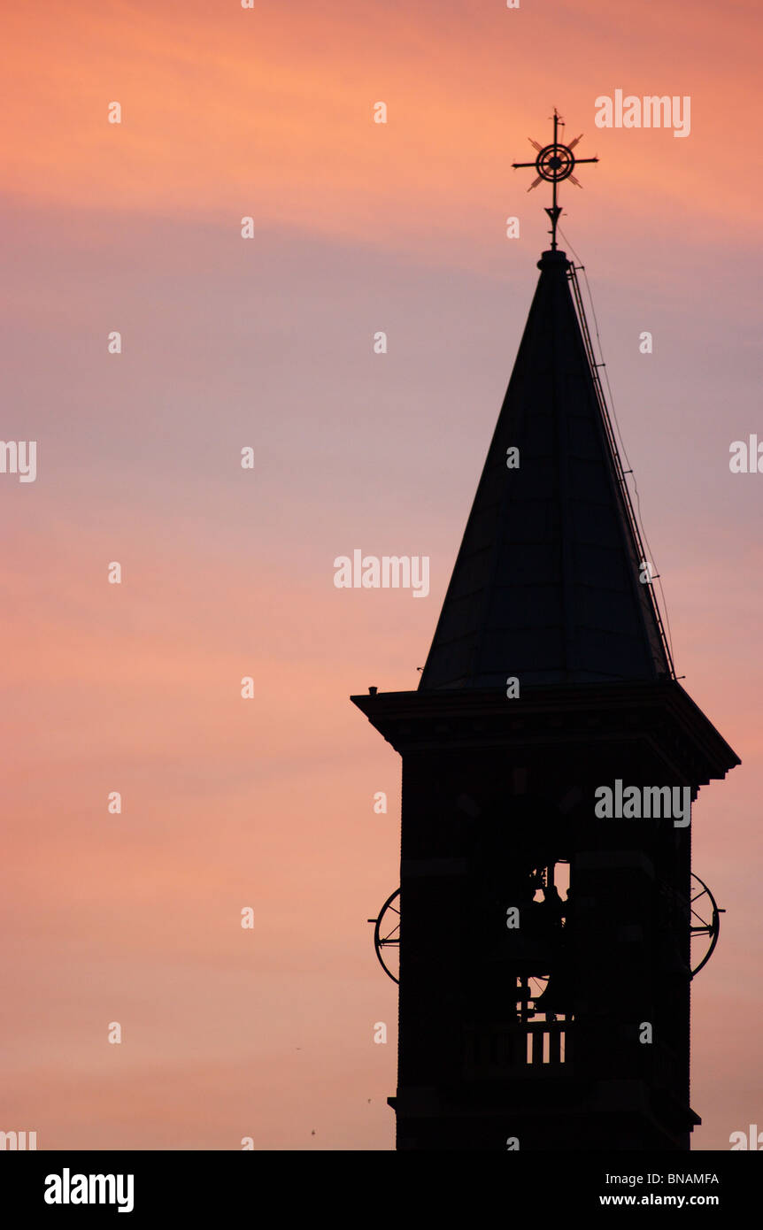 Legnano SS Martiri Glockenturm bei Sonnenuntergang Stockfoto