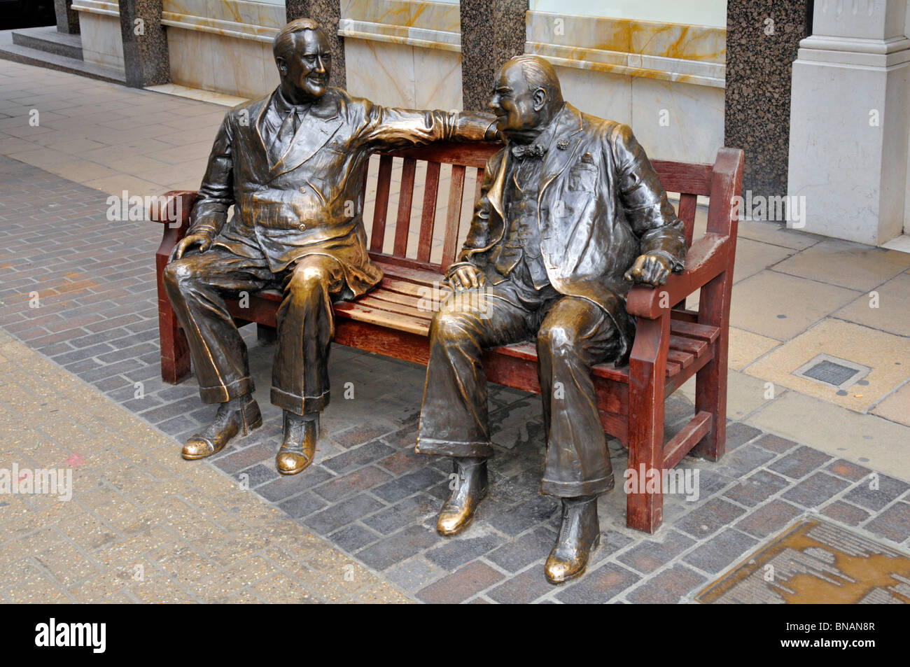 London statue Verbündeten von Lawrence Holofcener Gedenken an Winston Churchill und Franklin D Roosevelt zusammen auf Sitzbank, London West End England Stockfoto
