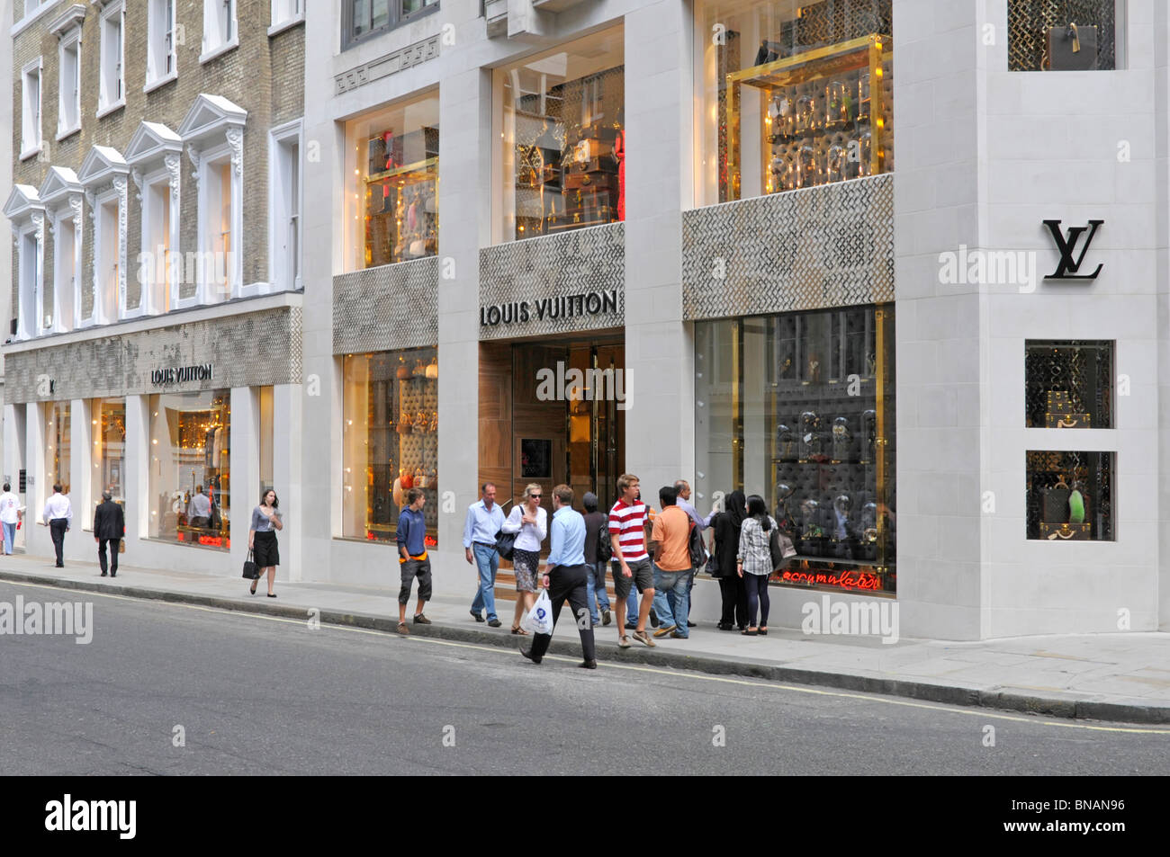 Louis Vuitton Store Front in London Stockfotografie Alamy