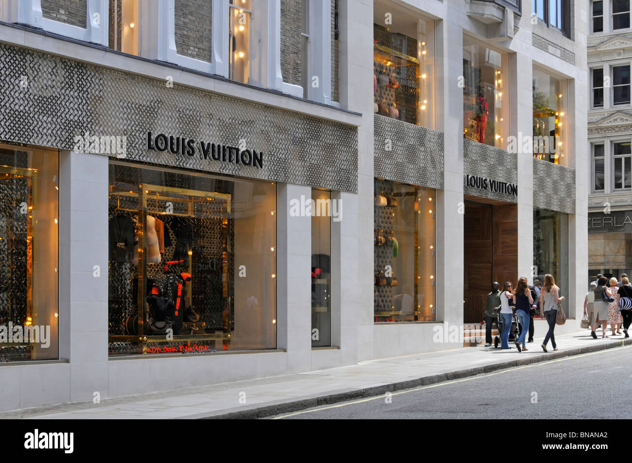 Louis Vuitton Store Front in London Stockfoto, Bild: 30354410 - Alamy