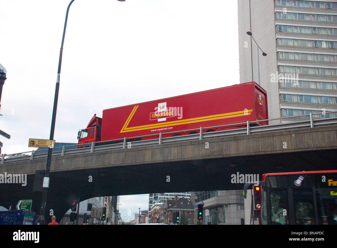 Royal Mail-LKW in der Stadt. Stockfoto