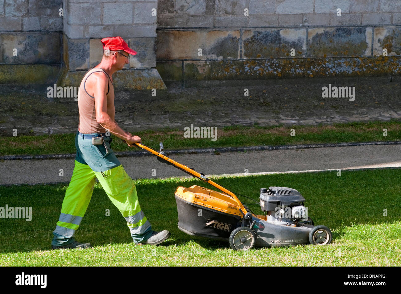 Stadtrat Arbeiter Rasenmähen - Frankreich. Stockfoto