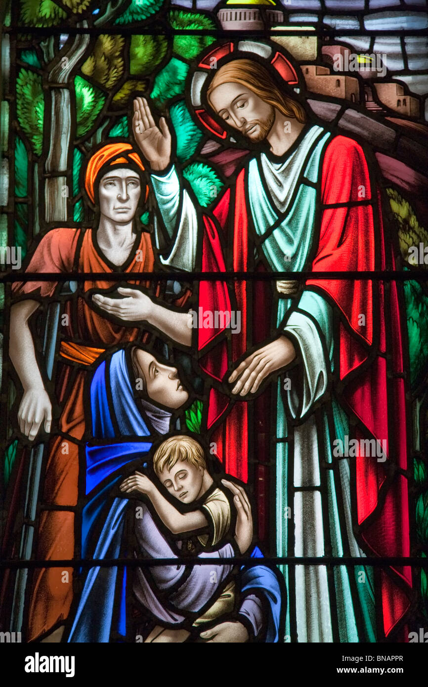 Jesus, Heilung der Kranken in eine Glasmalerei von St. Pauls Anglican Church, Halifax, Nova Scotia. Stockfoto