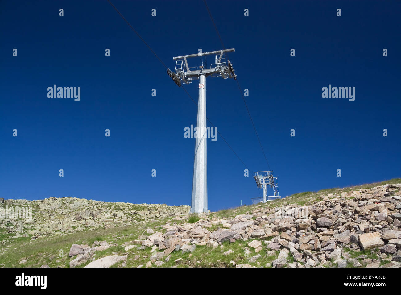 Sommer-Ansicht des Skilifts unter einem tiefblauen Himmel. Foto mit polarisierten filter Stockfoto