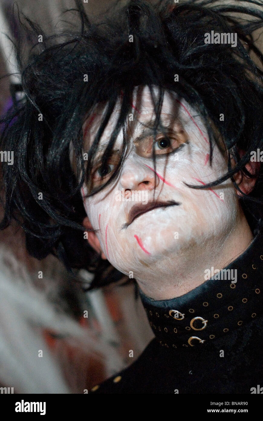 Mann verkleidet als Edward mit den Scherenhänden Halloween-Party Stockfoto