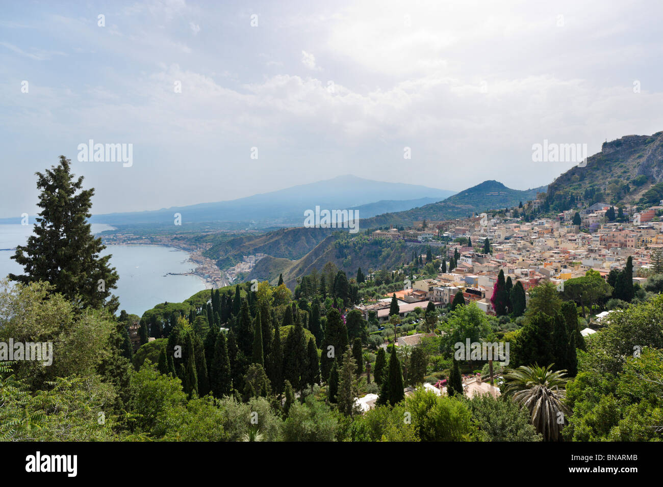 Blick über Taormina vom griechischen Theater (Teatro Greco), Taormina, Sizilien, Italien Stockfoto