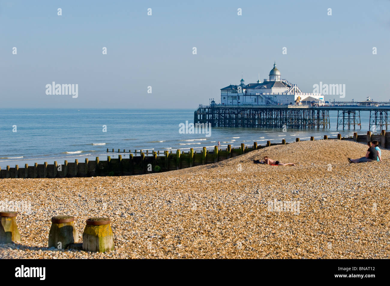 Pebble Beach und dem Pier, Eastbourne, East Sussex, Großbritannien Stockfoto