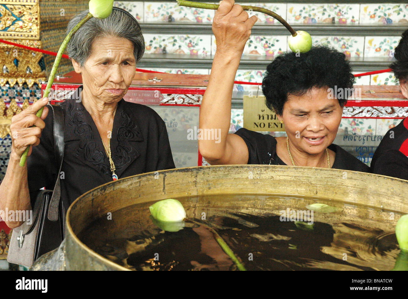 Frauen in schwarz gekleidet, wegen des Todes der Könige Schwester, beten in einem Schrein in The Grand Palace Bangkok Thailand Stockfoto