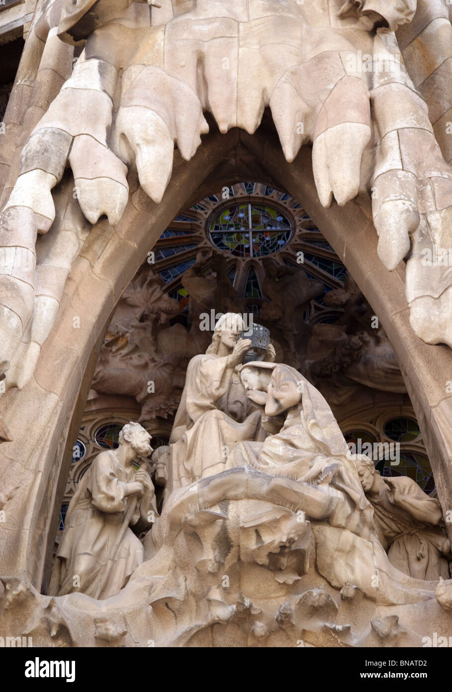 Religiöse STATUEN AN DER AUSSENSEITE VON Gaudis Kathedrale SAGRADA FAMILIA IN BARCELONA, SPANIEN Stockfoto