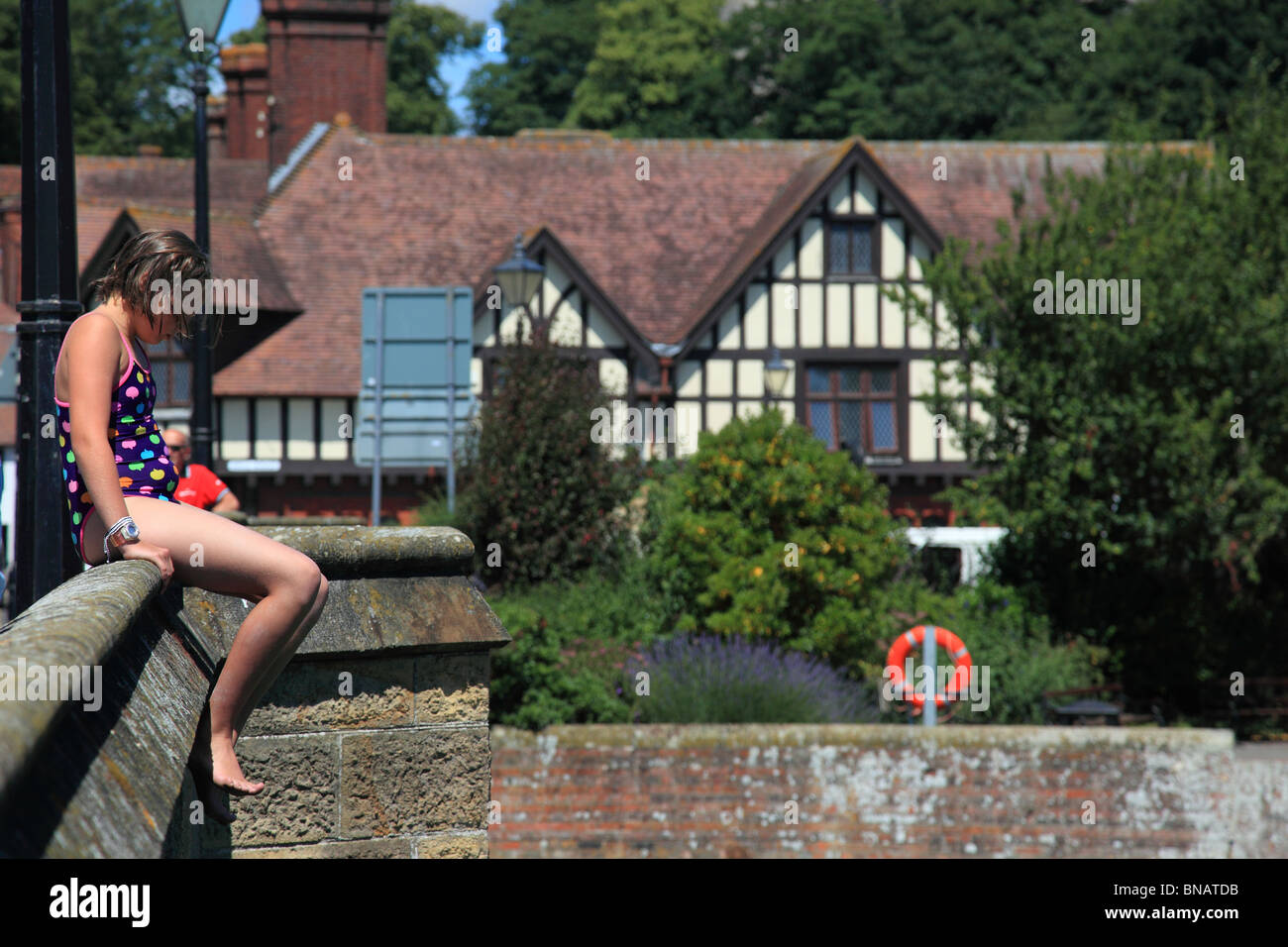 Mädchen sitzen auf einer Brücke auf Arundel sprungbereit Brücke West Sussex England Stockfoto