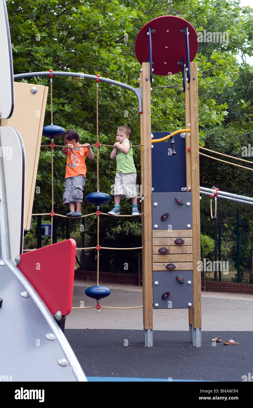 Kinder auf Spielgeräten Stockfoto