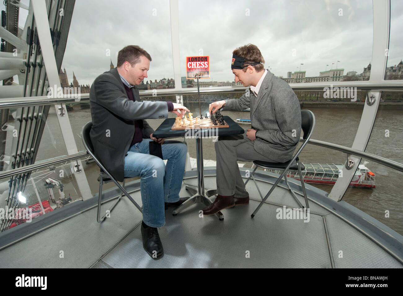 Englischer Schach-Großmeister Luke McShane und Nigel Short spielen Sie eine Partie auf dem London Eye Stockfoto