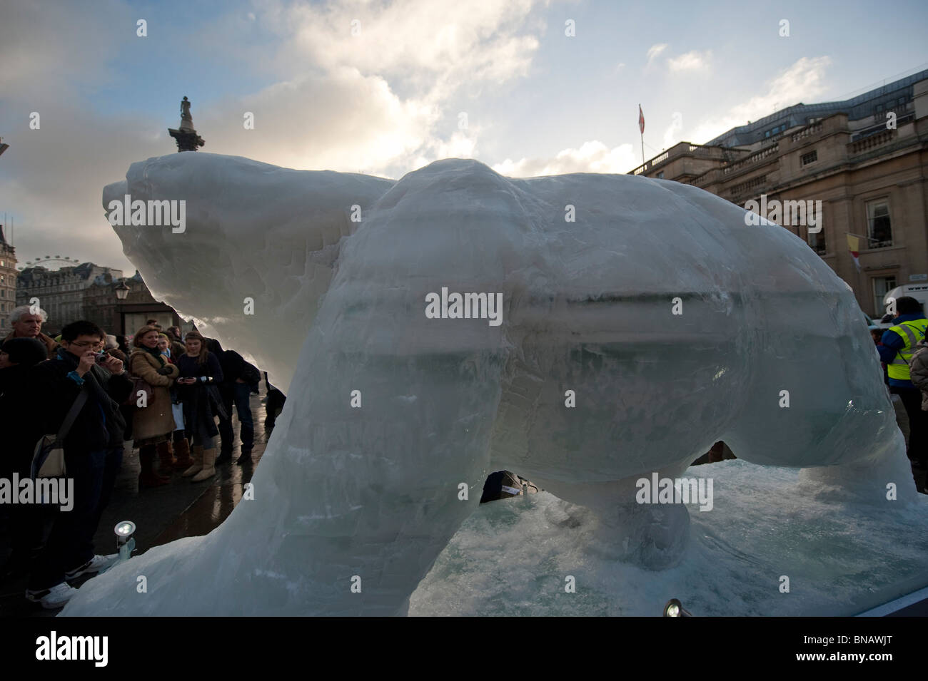 Die lebensgroße Eisskulptur eines Eisbären durch Mark Coreth, langsam schmelzen, um ein Bronze Skelett sichtbar zu machen. Stockfoto
