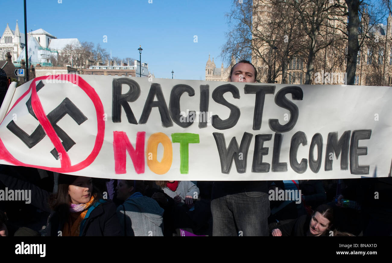 Anti-rassistische Gruppe während einer EDL Demonstration zur Unterstützung der niederländischen MP Geert Wilders London 5. März 2010 Stockfoto