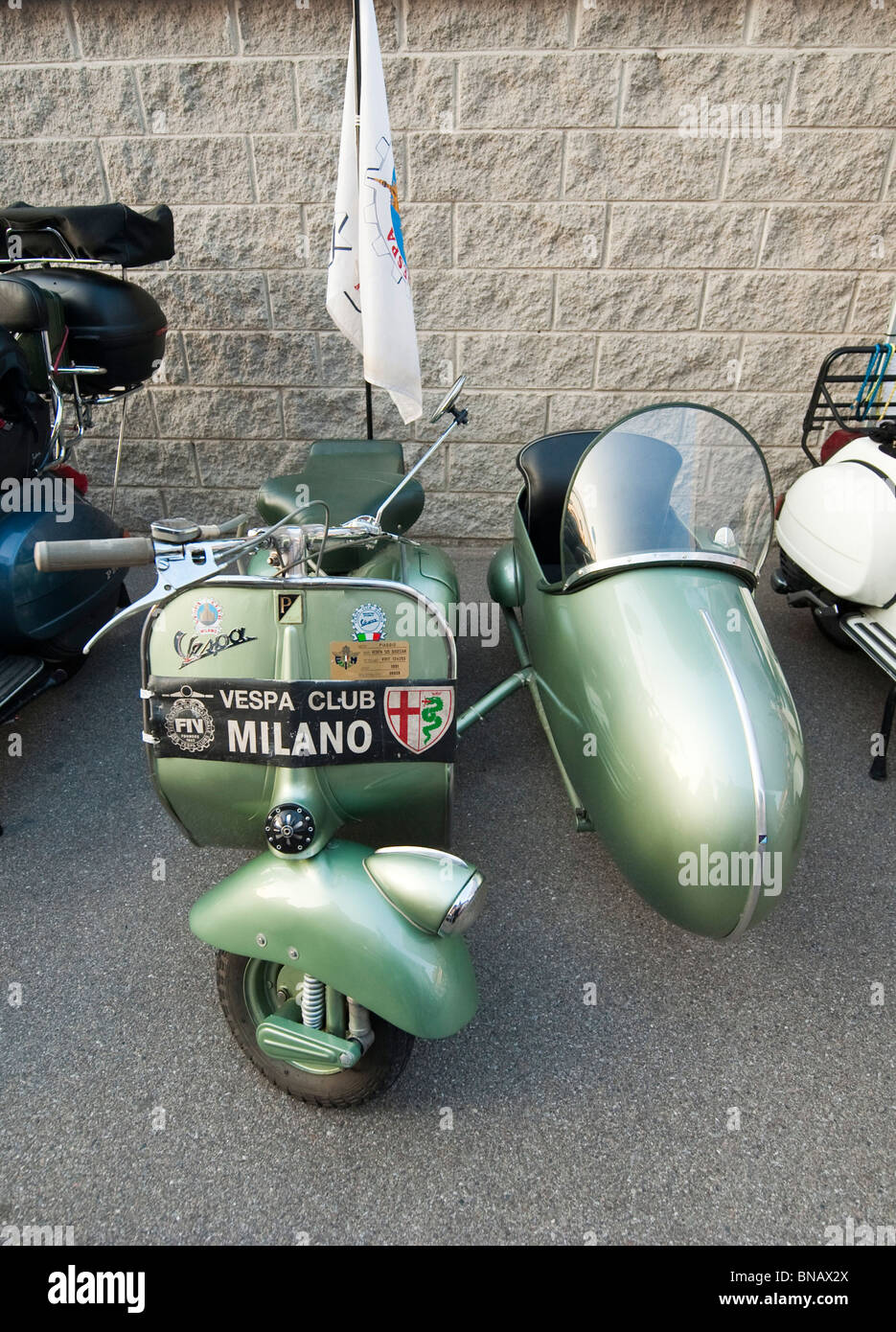Eine Vespa mit Beiwagen im Hof des Museo della Scienza e della Tecnica Milan Italy Stockfoto