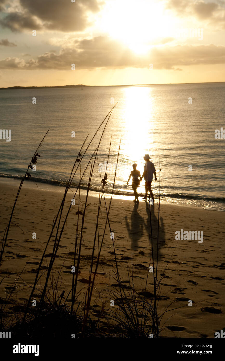 Paar am Strand bei Sonnenuntergang Stockfoto