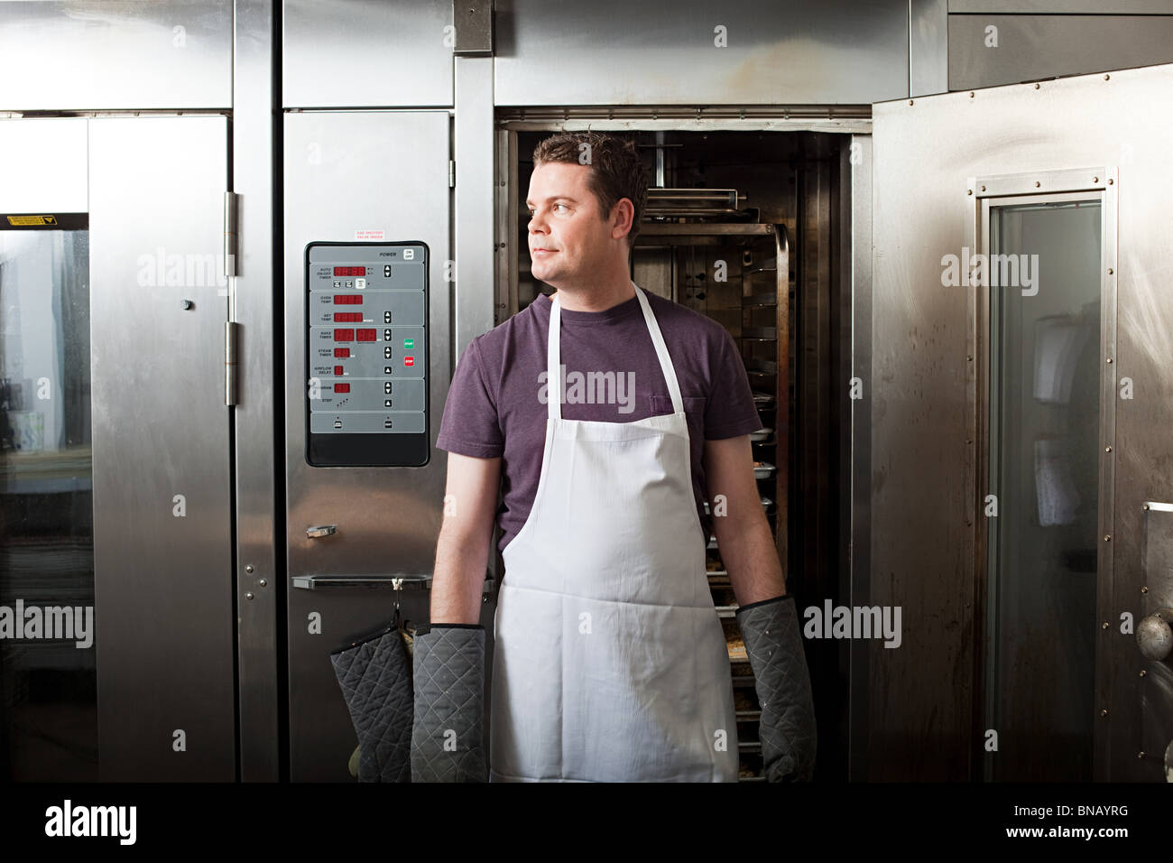 Männlichen Chef vor Ofen Stockfoto