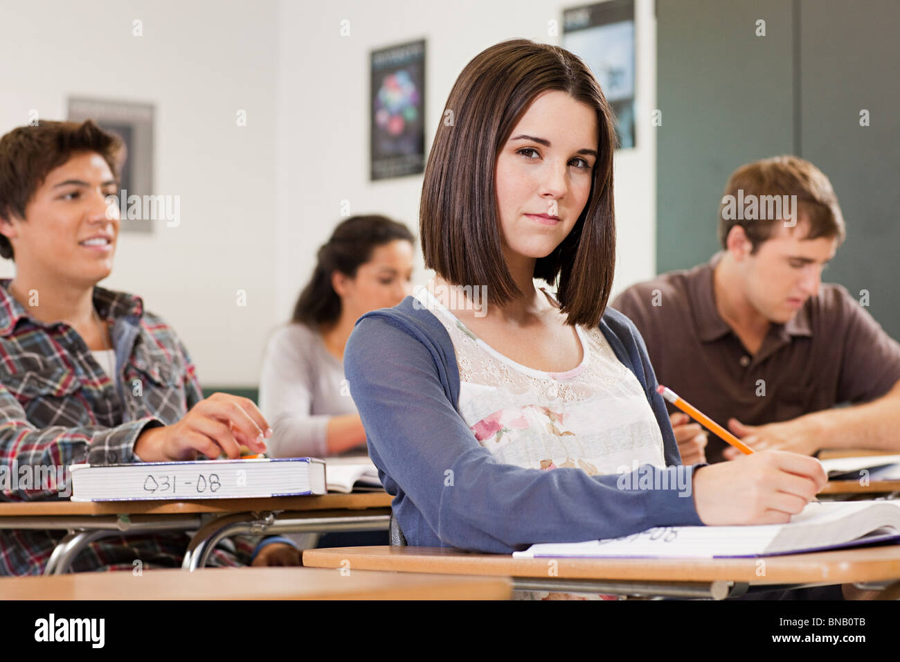 Schülerinnen und Schüler im Klassenzimmer sitzen Stockfoto