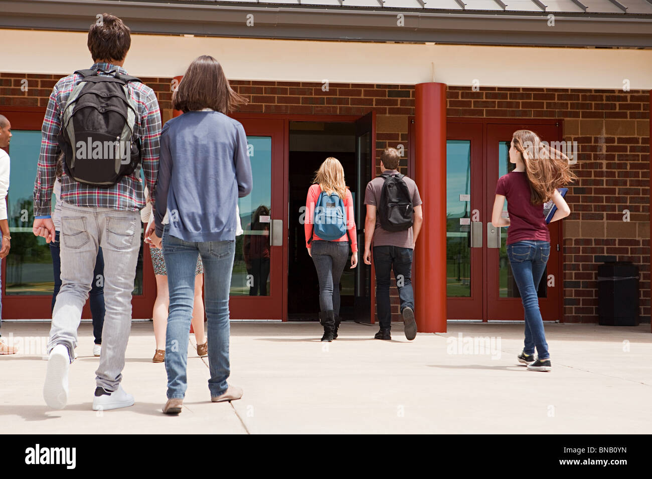 Schülerinnen und Schüler Schulgebäude betreten Stockfoto