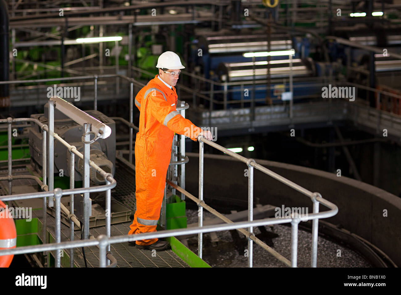 Ingenieur in der Fabrik Stockfoto