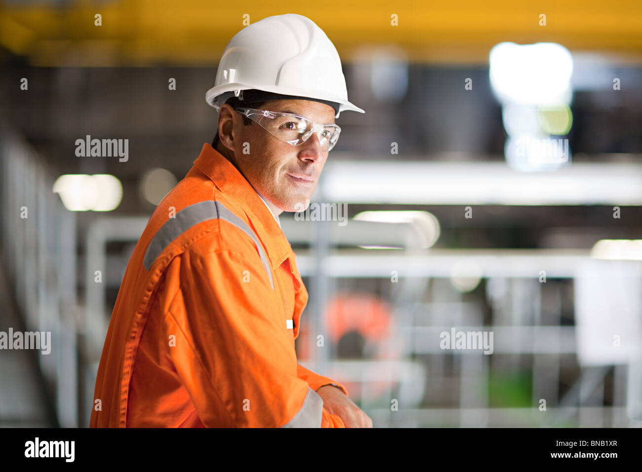 Ingenieur in der Fabrik Stockfoto